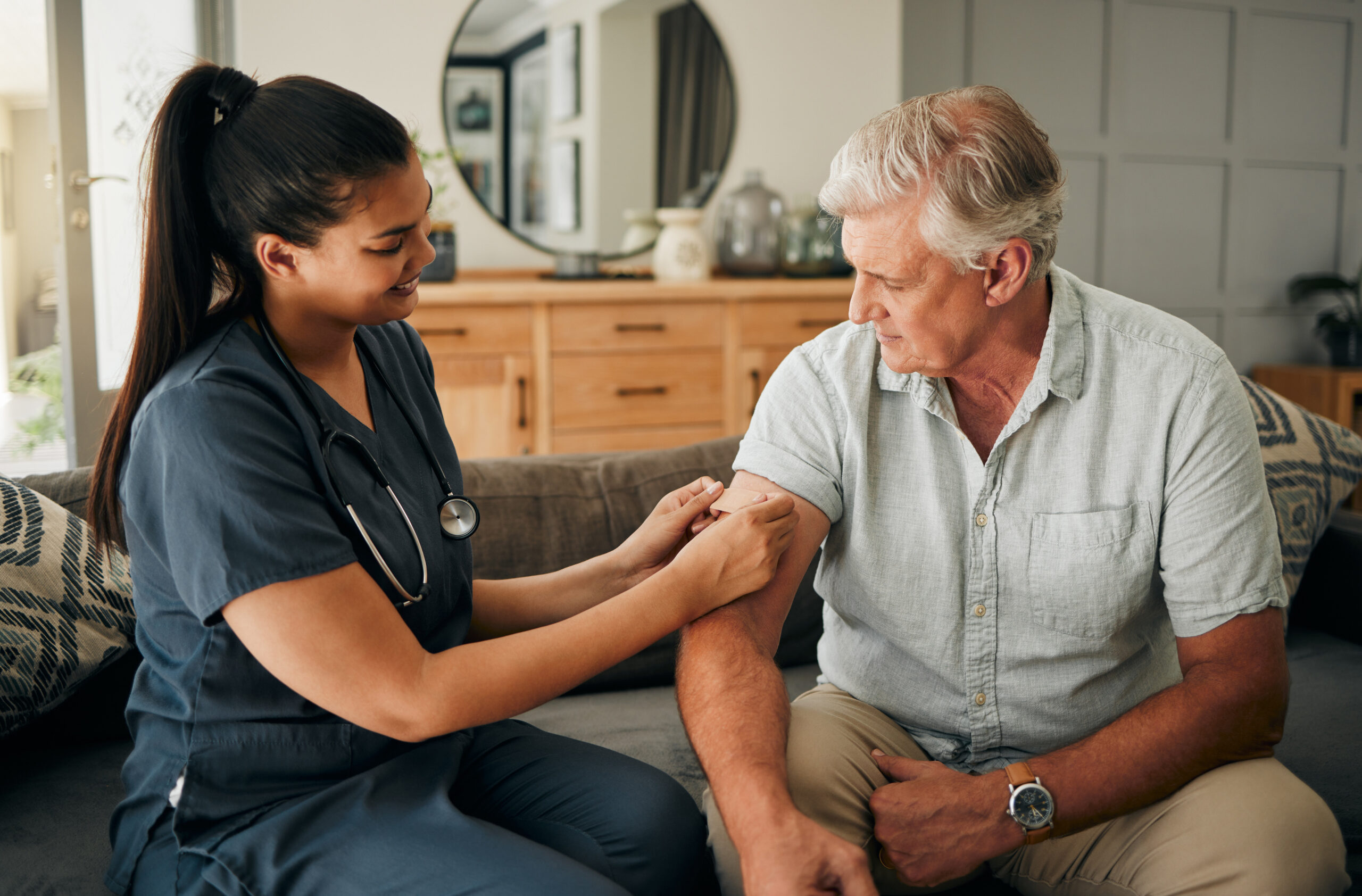 Mobile Wound Care Services Near Me nurse providing in-home wound care consultation